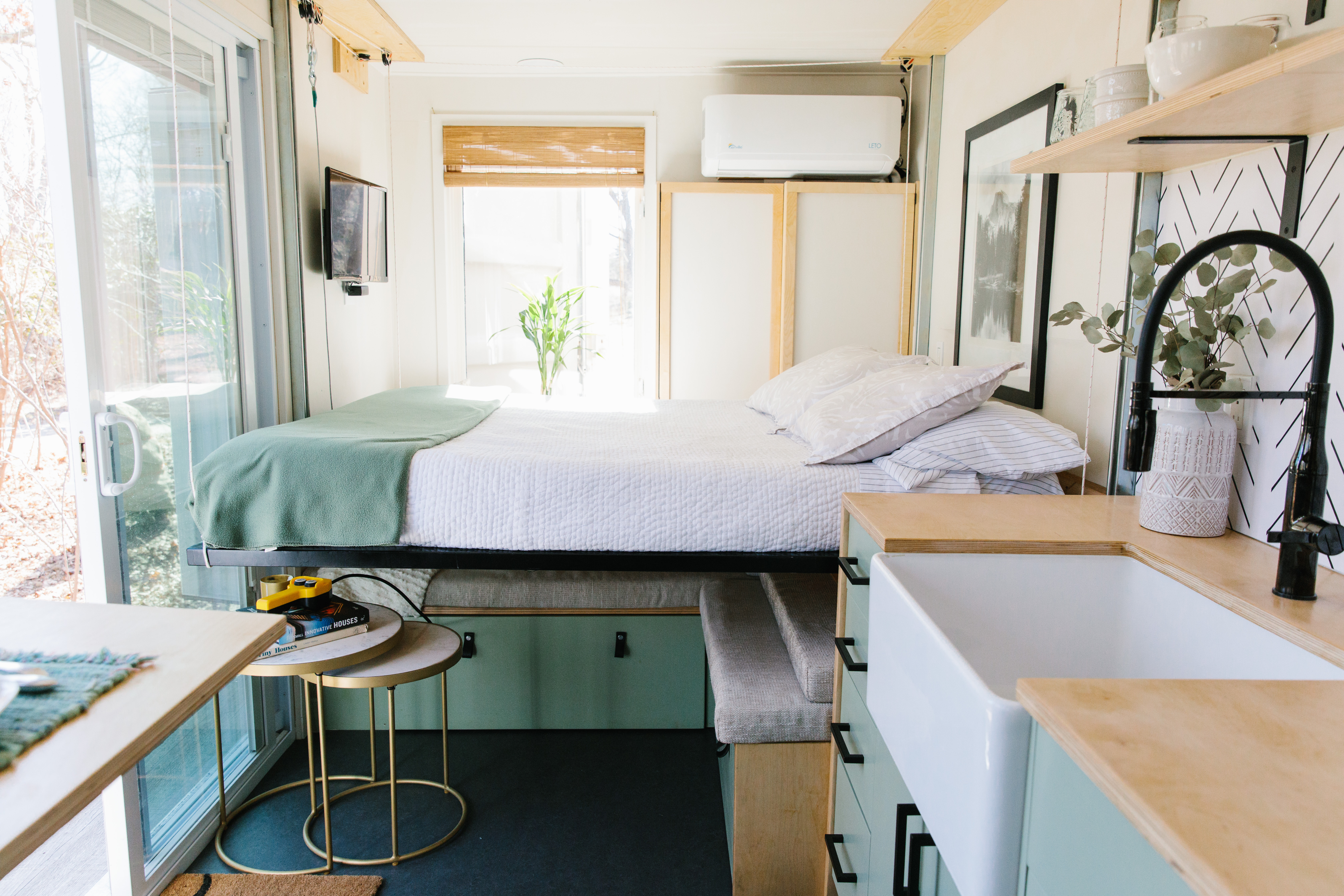 Bathroom linen storage